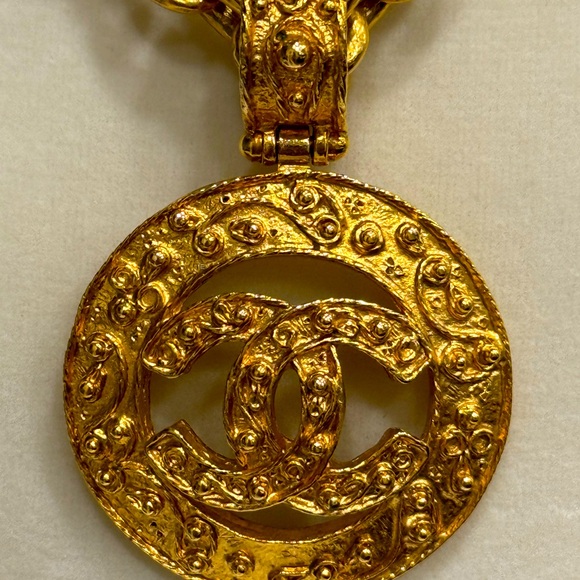 Vintage CHANEL Medallion CC 24K plated Chunky Long Necklace with COA with box - Picture 2 of 6